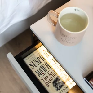 שידת לילה עם מגירה ותאורה GRIS LED