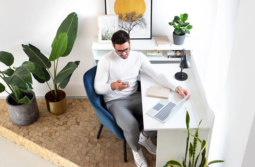 פאנל קיר עם מדף ומתלה תלייה – דגם HOLA, לבן ועץ טבעי