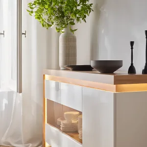 קומודה עם חזית מזוגגת ותאורה מדגם LYON JASNY